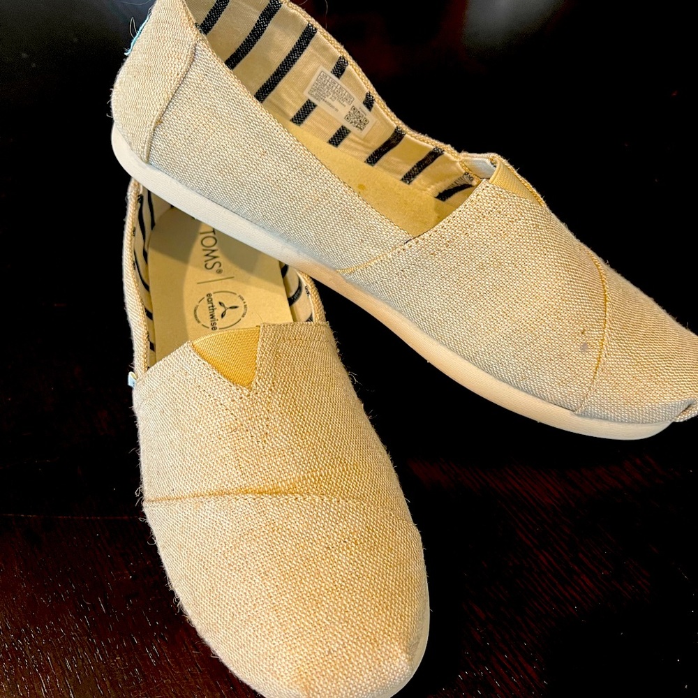 Tom’s 10.5 beige slip on